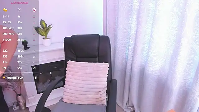 Latex tease - video av Wicked_Jolie cam model