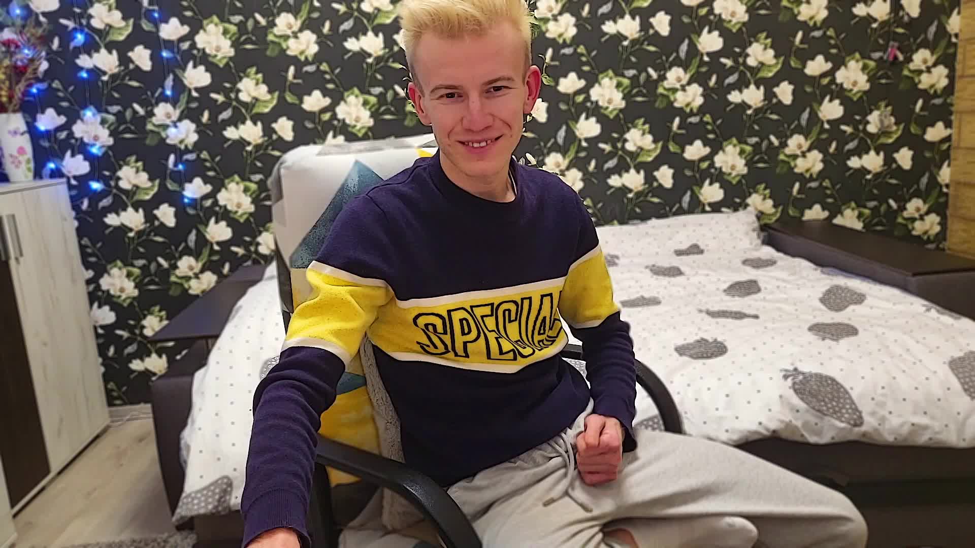 🔷🔶Special but Private [25 Feb 21:05] – video modela na kameri Vuitton