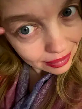 Wet tongue play / Part 1 - video di Suzanele modella di cam