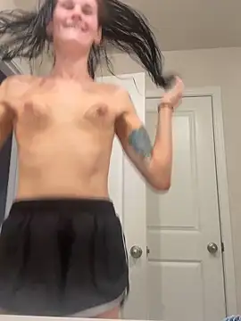 Titty bounce and jump during public show - video di lolabunny9 modella di cam