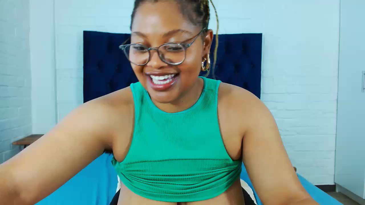 TITS HANGING AND HEAVY CRACKING THE BACK - video by YummyEbonyTits cam model