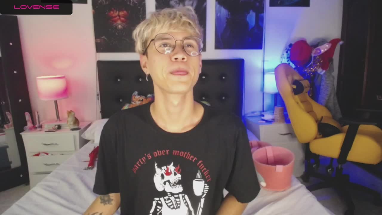 SUCKING  DILDO SOOO HOT - vídeo de la modelo de cam LeaneSeb