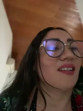 Walking naked in the room - video by juliana_diaz cam model