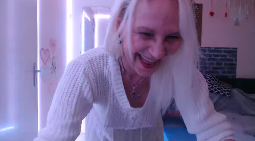 Happy Me - 視頻由 Ala-N-Dala 主播提供