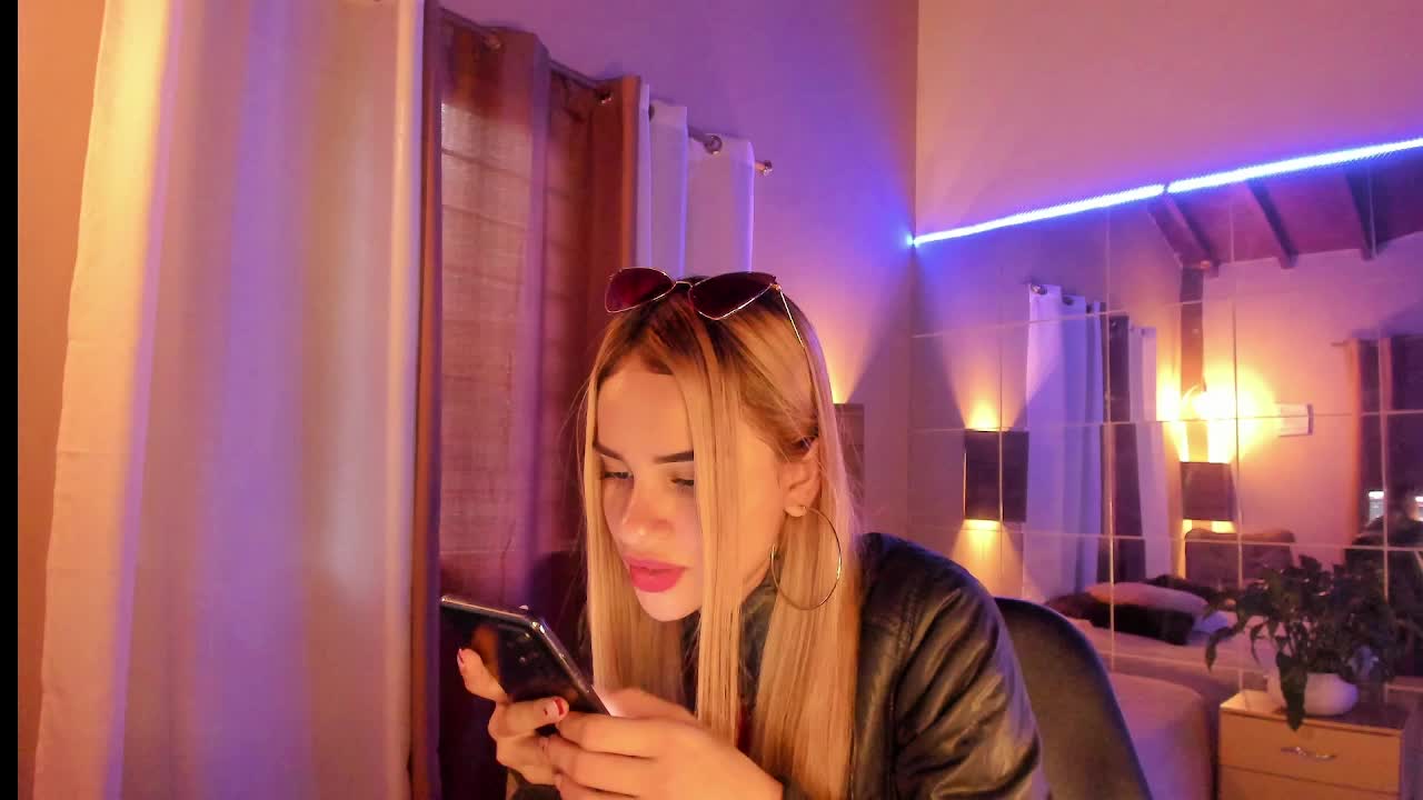 Outfits and Games Changes - video by secretgreisy_ cam model