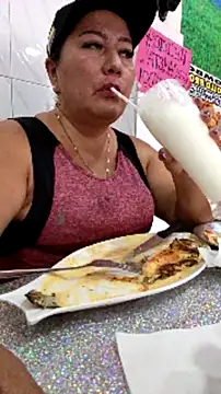 lady eats in restaurant - vídeo de la modelo de cam Brenda_Berck_