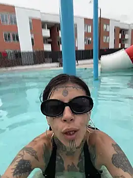 [9 Sep 17:22] Public Show - vídeo de la modelo de cam ura_laurapanda