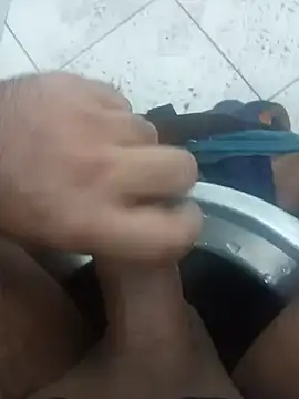 [3 Jan 23:39] Public Show - vidéo du modèle de showcams Stallionbull37