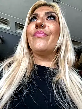 squirt all over feet n sandals outdoor! - video by LittleMissEeve cam model