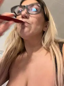 squirt in shower for daddy - Video von LittleMissEeve Cam-Model