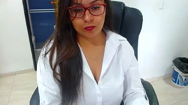 The secretary hidden - video by Ixchel_Anaid cam model