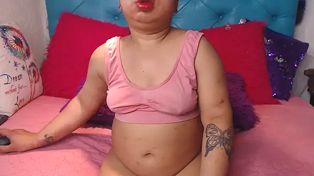 [11 Jun 09:17] Public Show - vídeo de la modelo de cam SARAWILLS