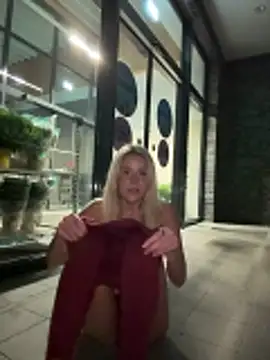 Public Squirt At Supermarket Door – видео вебкам-модели jasminesummer