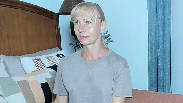 Private Show (Daniel / riding dildo) - video van Christine_35 cam-model