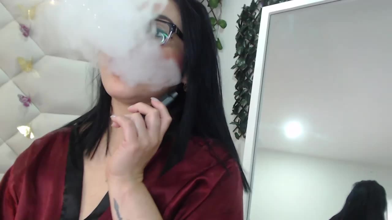 smoke cigarette naked and masturbate – video od webkamerové modelky JuliRamirez