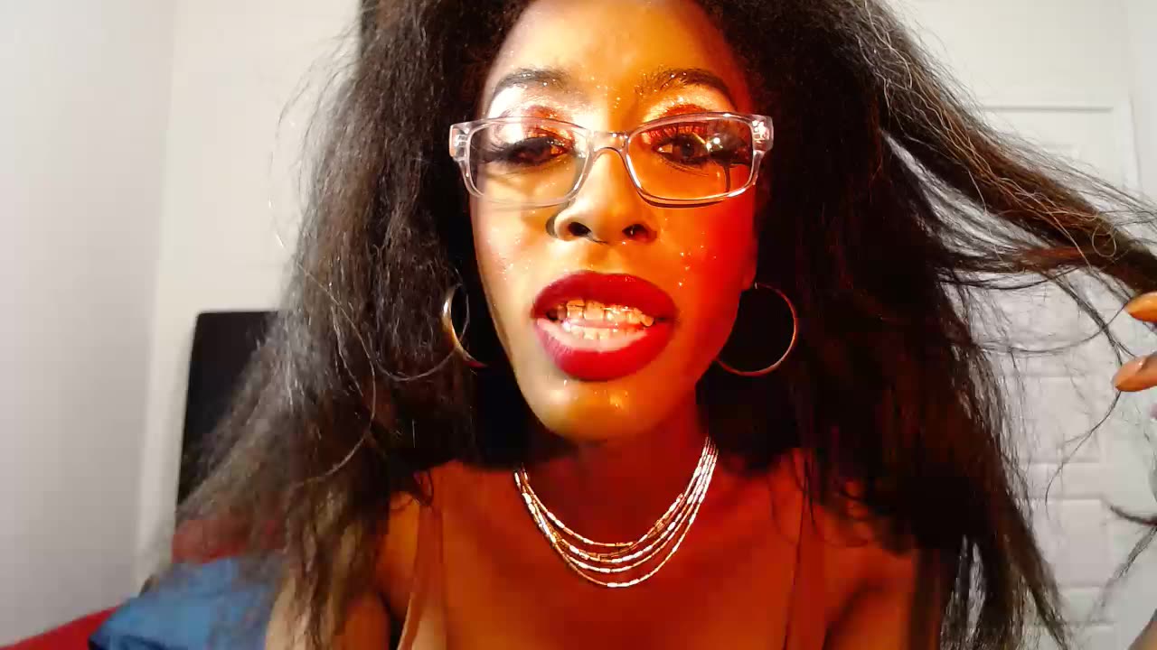 Wearing makeup – video modela na kameri MissMegane