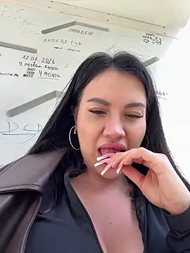 Playing with tits in park - video by Wet__Bunny cam model