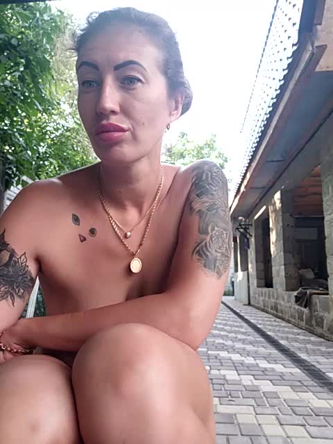 PLAY WITH TITS IN GARDEN - video Avtosluts777 kameramallilta