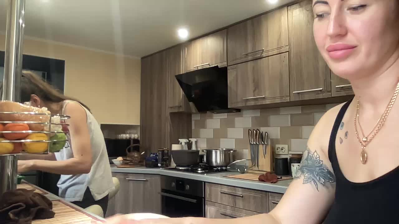 2 naked girls! pussy licking in the kitchen - video Avtosluts777 kameramallilta