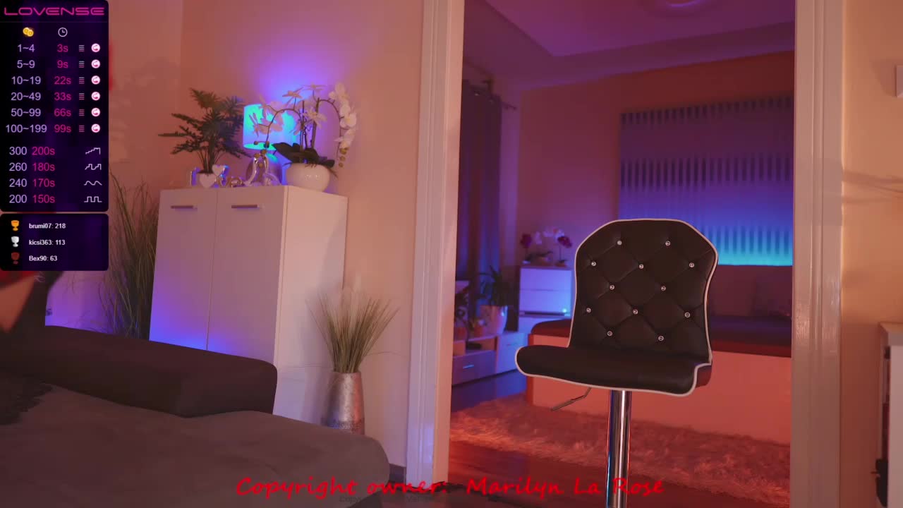 Schoolgirl masturbating－カメラキャス トのMarilyn_La_Roseの動画