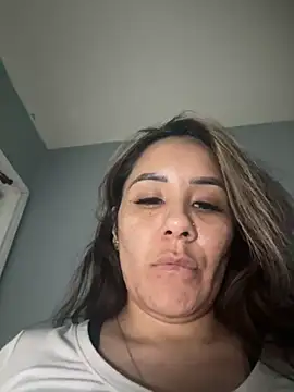 [16 Mar 00:49] Public Show - video by Aw_ThROAt9 cam model