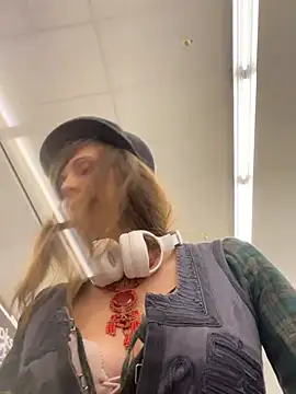 ultimate tease video upskirt exhibitionist at the store flashing you – видео вебкам-модели KittyWhispers