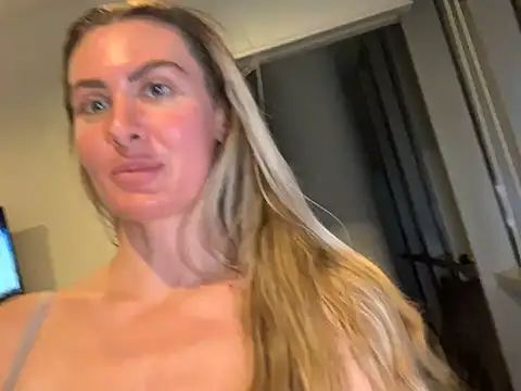 SQUIRTING and fucking a dildo