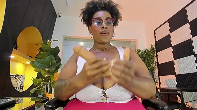 Brunette gives delicious blowjob with lots of saliva on her dildo - video van DakotaSexShow cam-model