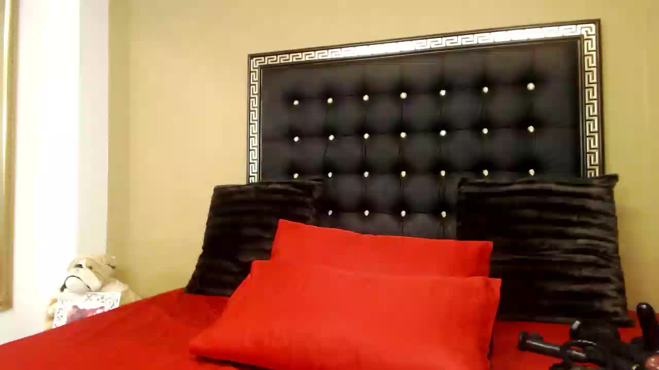 [16 Apr 22:03] Private Show - Creammy Squirt - video di LaylaMilf modella di cam