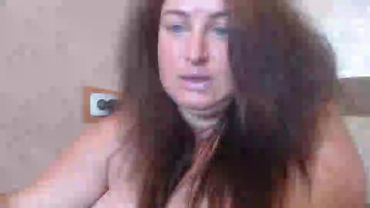 I show my anus on the bed, spread my legs, walk around the apartment – video od webkamerové modelky Amy_August