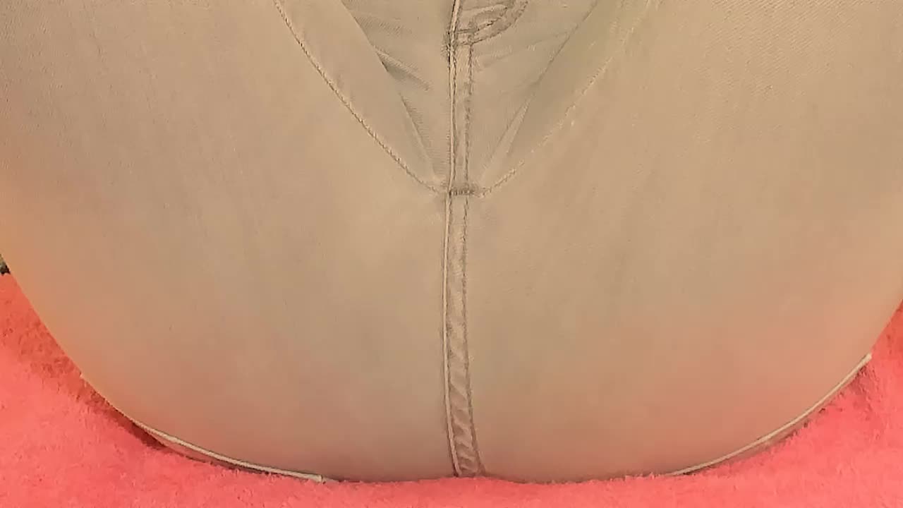 Squirt on Pants - video Karolyne_Squirt kameramallilta