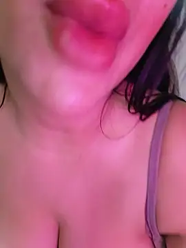 محنة غير عادية تف وصراخ وشهوة وبوس وشفايف - video di Queen_sousou modella di cam