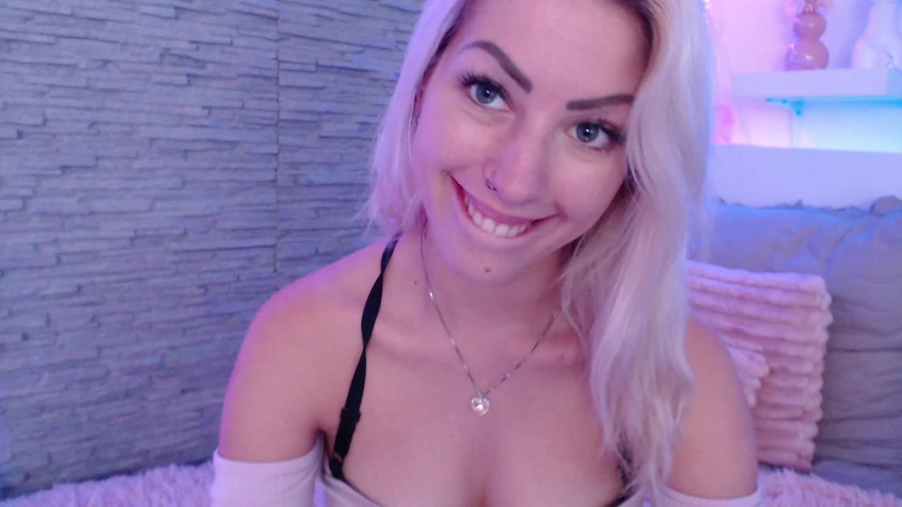 topless in the weeknd - video by kitty_loves_blue cam model