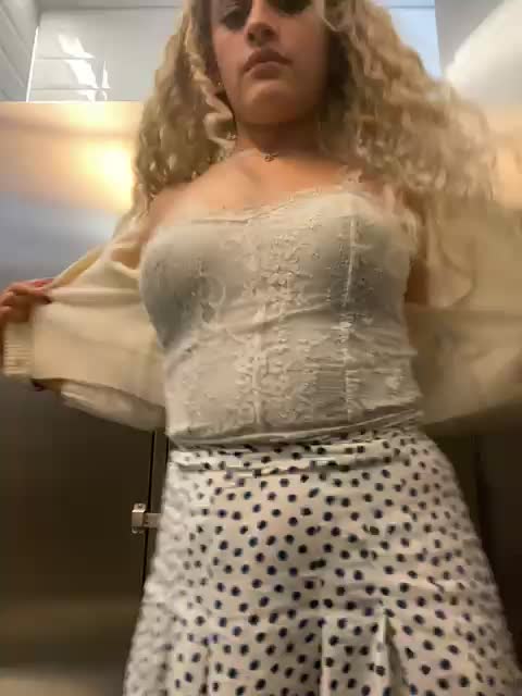 in a mall WC - video by alana15 cam model