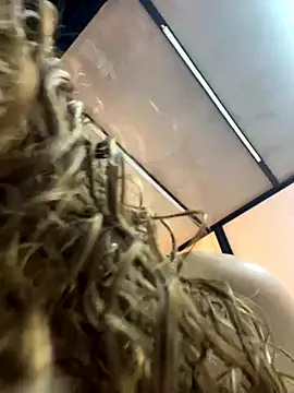 RISKY SQUIRT OUT OF THE WINDOW - Vídeo de alana15, modelo de vídeos