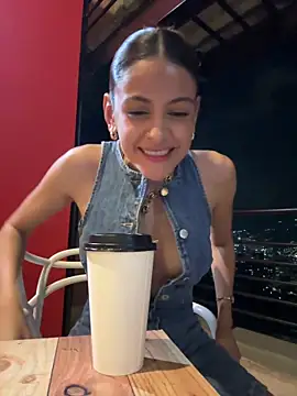 NAKED CUM UNDER RESTAURANT’S TABLE - Vídeo de alana15, modelo de vídeos