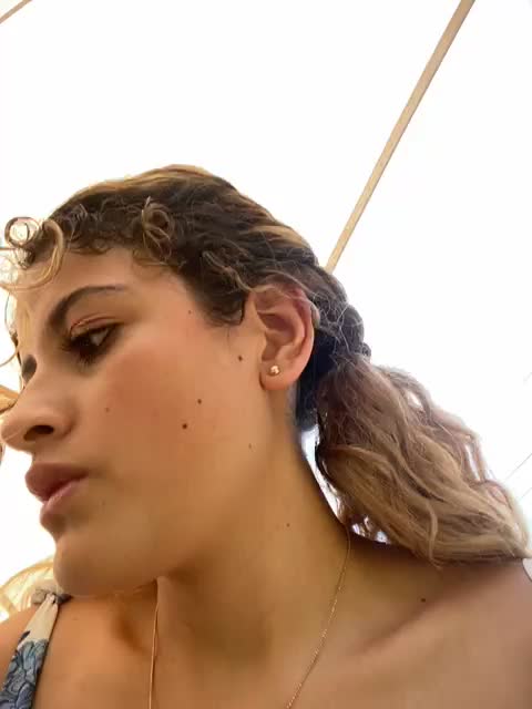 FINGERING ASS AT PUBLIC RESTROOM - Vídeo de alana15, modelo de vídeos