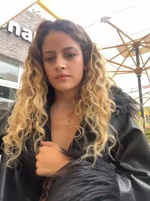 ORGAMS IN A PUBLIC RESTROOM - Vídeo de alana15, modelo de vídeos