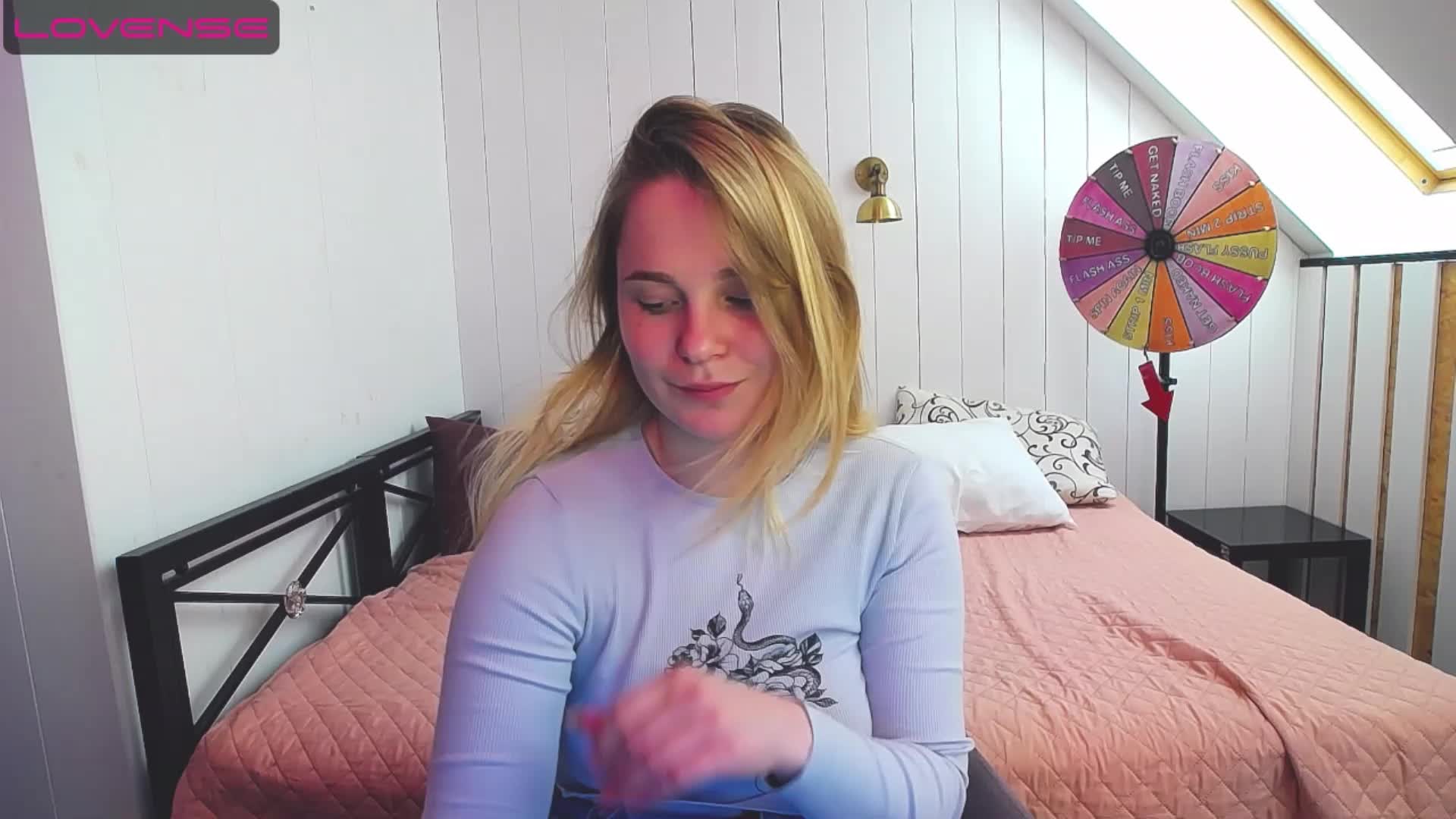 [25 May 11:52] Private Show short hair, play dildo,masturbation,dildo between tits – video od webkamerové modelky CindyJonson