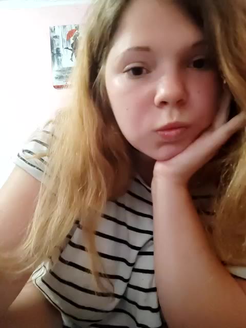 Instead of a dildo, a comb. - video av Zuli_Kiska cam model