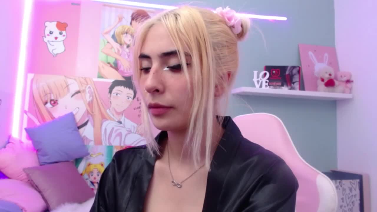 Nini_love01 Cam Model Profile | Stripchat