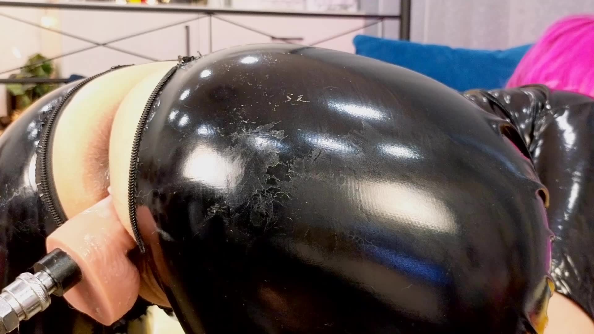 Private Show fuckmachine in black latex