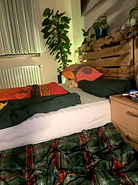 Dildoride while titfuck another - Video von MenaDreadfull Cam-Model