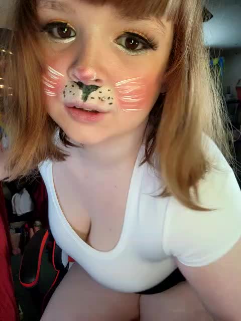 Pouring water on my fat ass non nude(Private Show) - βίντεο μοντέλου VelvetDiablo