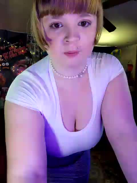 Humping a pillow with titties out! (Private Show) - βίντεο μοντέλου VelvetDiablo