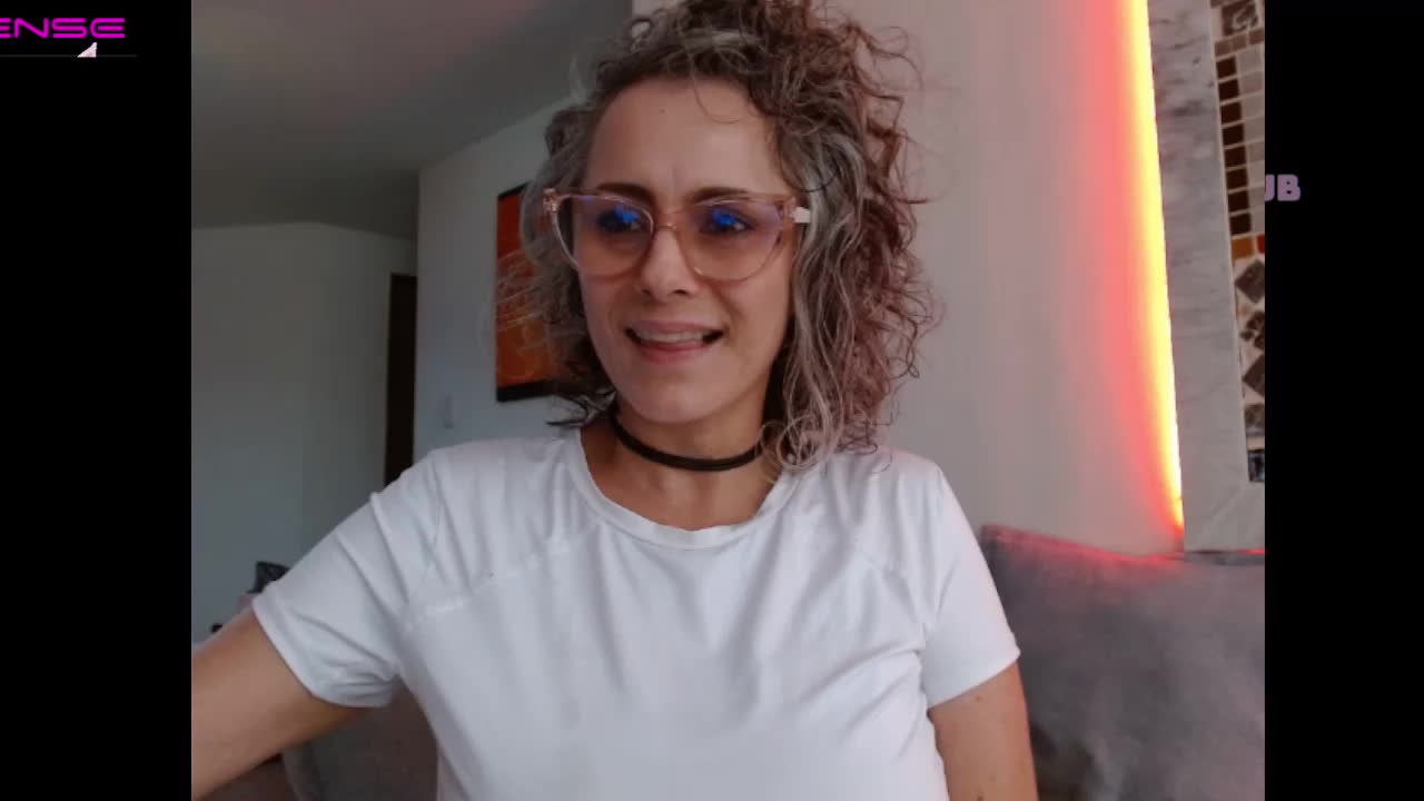 Make me vibrate the crest of my clitoris - video by Pinkboobie cam model