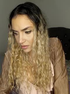 flex bicpes And finger in pussy - video by ASHLEY_BLAIR cam model