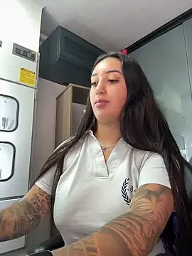 My boss sucks my tits in the office - vidéo du modèle de showcams Hannahoff