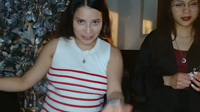 mmm  🎁－カメラキャストの3littleschoolteensの動画