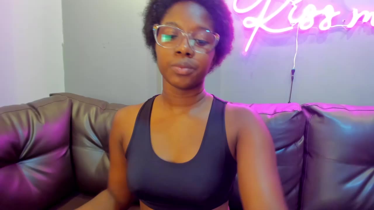 SOFT OIL ON BOOBS - vídeo de la modelo de cam nilosolem